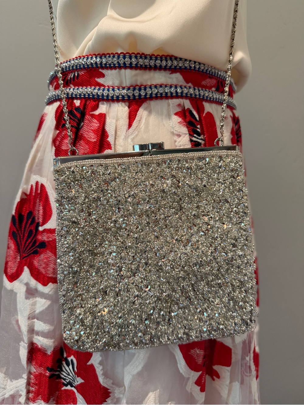 Caché Silver Beaded Sequin Evening Bag Kiss-Lock Frame Chain Strap Satin Lining - Picture 4 of 4